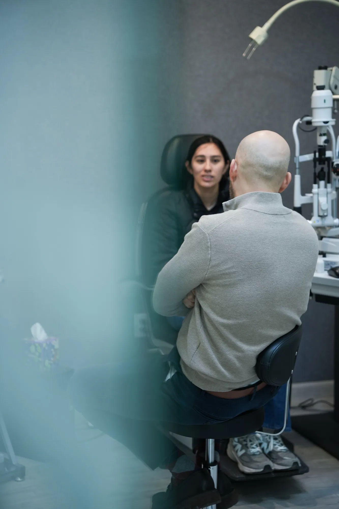 El Dr. César Hernández explora a una paciente con lámpara de hendidura en EyeCare (2025)