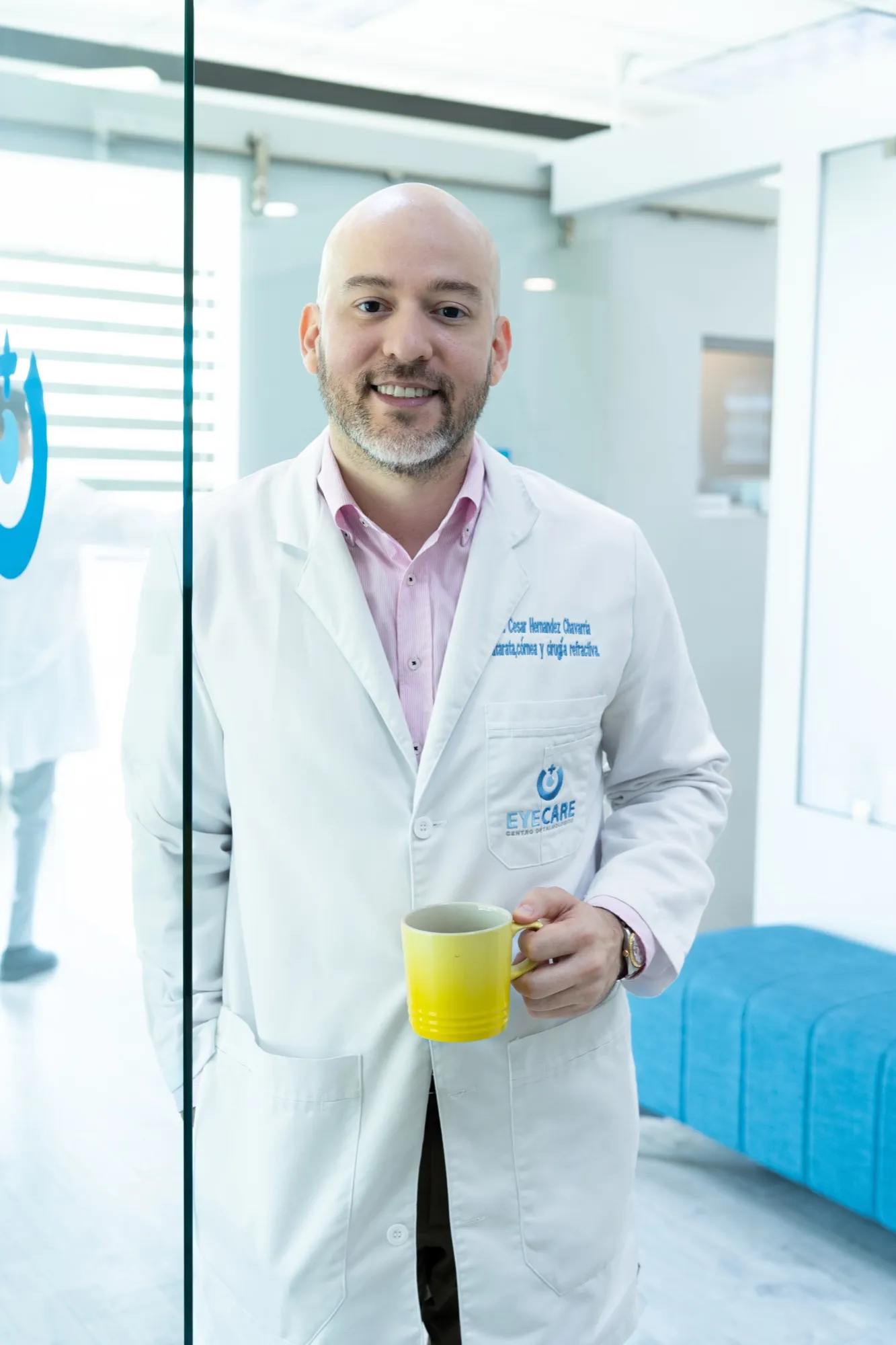 El Dr. César Hernández Chavarría con bata blanca en EyeCare