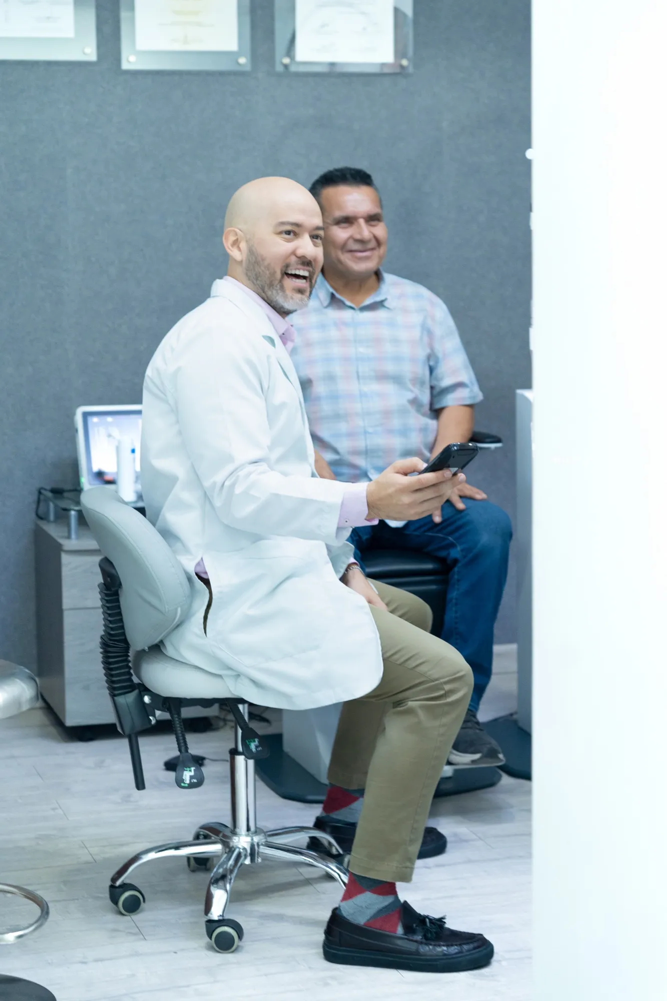 El Dr. César Hernández ríe con un paciente durante la consulta