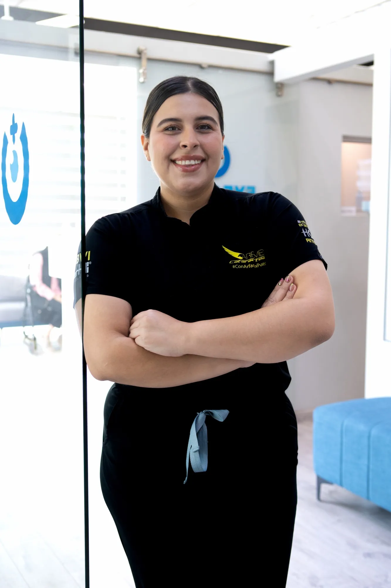 Asistente de EyeCare con uniforme negro en la clínica