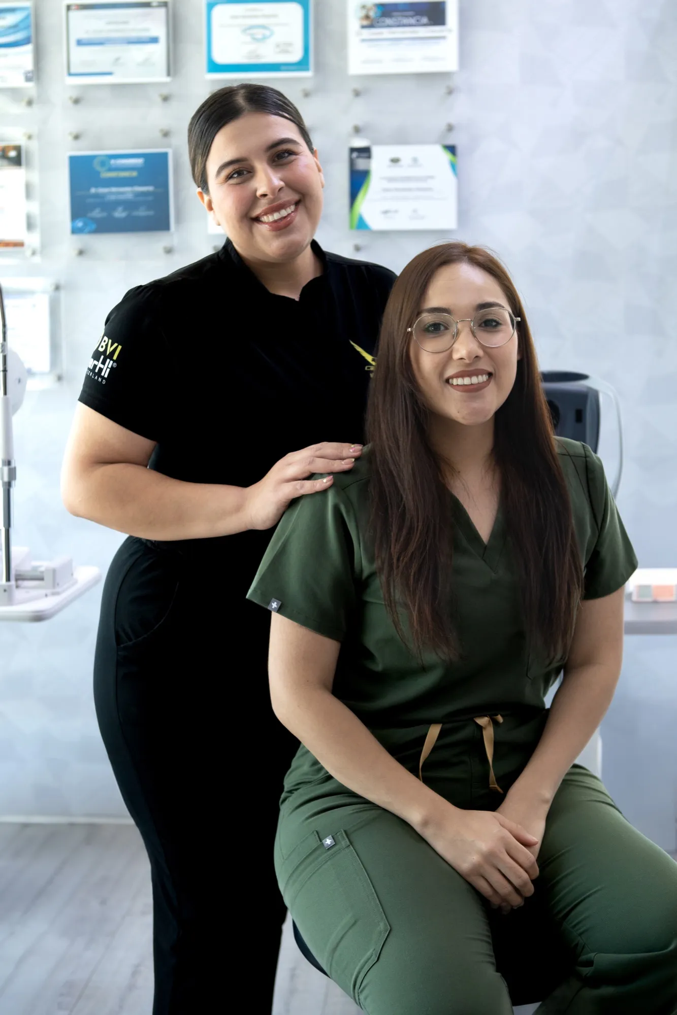 Dos asistentes de EyeCare sonríen en la sala de espera