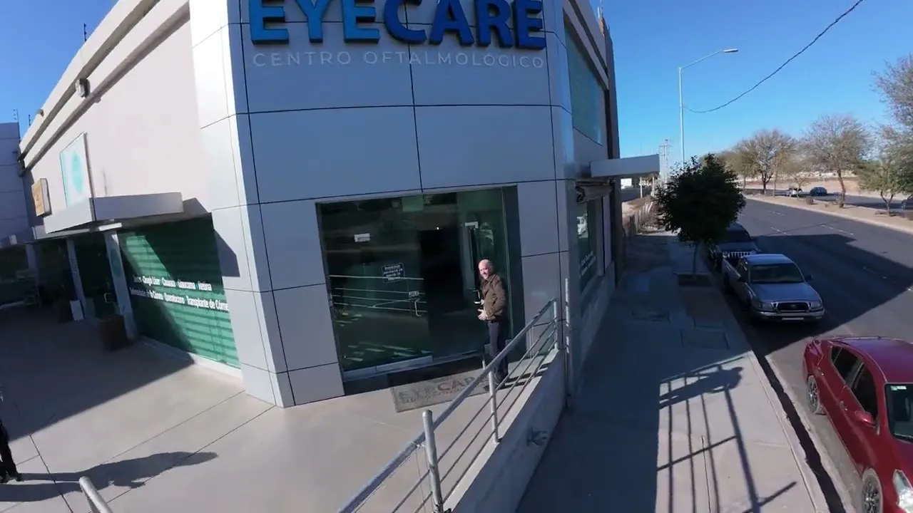 Fachada de EyeCare Centro Oftalmológico en Mexicali, con el rótulo en el edificio