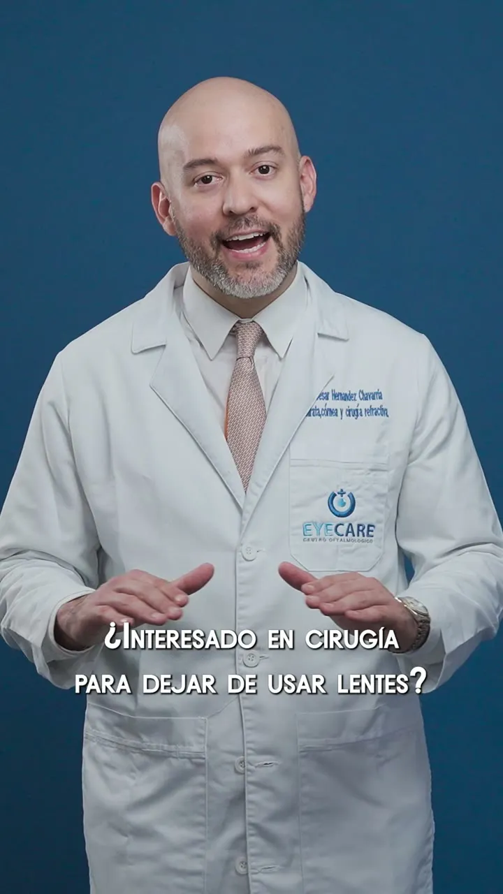 Dr. César Hernández Chavarría — Cirugía refractiva. En 20 segundos, el Dr. Hernández explica que hay varias técnicas láser, como FemtoLASIK, y que la valoración dice cuál es la mejor para ti.