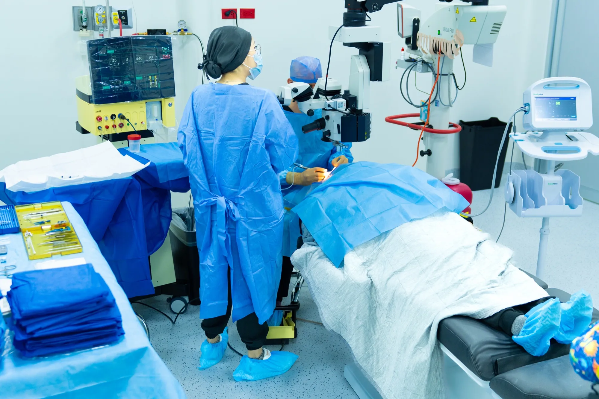 El Dr. César Hernández en el quirófano de EyeCare, con uniforme azul